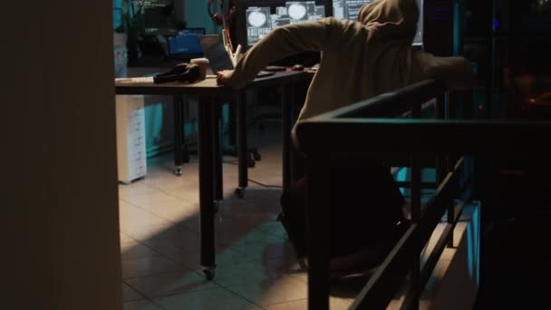 Programador Durmiendo Cayendo Con Silla Oficina Trabajando Hasta Tarde Noche — Vídeo de stock
