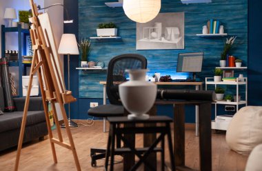 Sanatsal becerileri olan modern sanat stüdyosu. Sanat eseri yaratmayan boş bir çağdaş çizim atölyesi. Renkli kalem başyapıtları yaratmak için tablo kullanımı üzerine vazo.