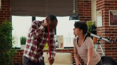 Dans figürleri sergileyen, bahar temizliği yapan, yerleri paspaslayan ve yerleri süpüren melez insanlar. Mutlu hayat arkadaşları süpürge ve süpürge ile eğleniyor. Üçayak atışı.