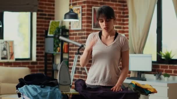 Nešťastná Osoba Cítí Vyčerpaná Žehlením Prádla Oblečení Depresivní Hospodyňky Dělá — Stock video