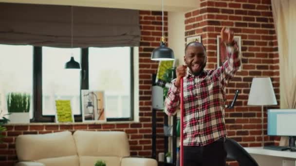 Afro Amerikalı Ahşap Yerleri Silmek Oturma Odasını Paspaslamak Için Paspas — Stok video