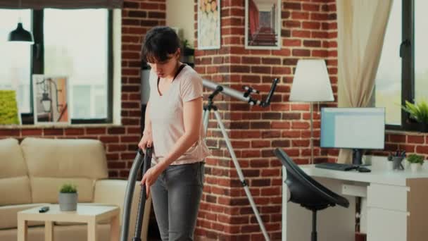Moderne Person Die Reinigungsgeräte Benutzt Fußböden Kehren Und Wohnzimmer Staubsaugen — Stockvideo