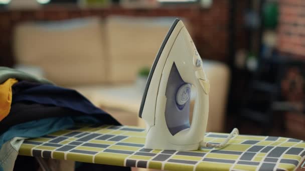 Ütü Masasının Üzerine Çamaşır Yığını Işleri Için Kullanılan Elektrikli Aletler — Stok video