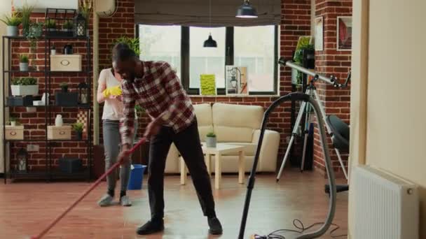 Partnerzy Życiowi Robią Wiosenne Porządki Mieszkaniu Myją Podłogi Uniwersalnym Środkiem — Wideo stockowe