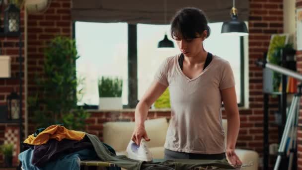 Hausfrau Bügelt Hemden Wohnzimmer Nach Der Wäsche Und Benutzt Bügeleisen — Stockvideo