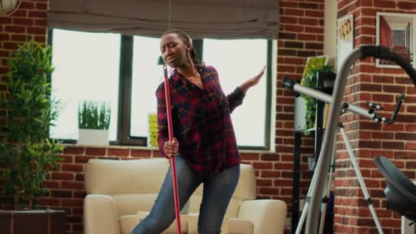 Yetişkin Bir Kadın Dans Ediyor Evi Temizliyor Müzik Dinliyor Oturma — Stok video