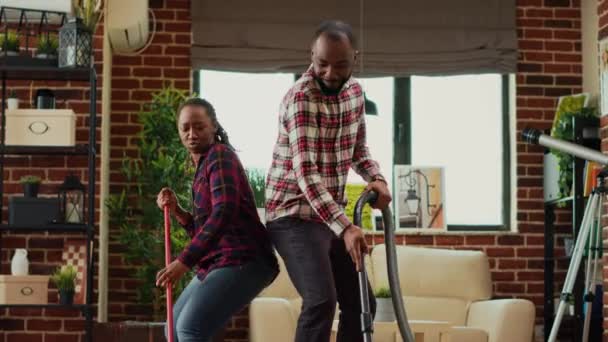 Actieve Mensen Dansen Doen Samen Huishoudelijk Werk Plezier Hebben Met — Stockvideo