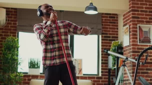 Африканський Американець Танцює Користується Шваброю Щоб Мити Підлогу Підмітати Порох — стокове відео