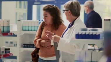 Karın ağrısı çeken kadın bir müşteri eczanede gastrit haplarını sorup karın kramplarına karşı ilaç arıyor. Kadın gıda zehirlenmesi ve mide bulantısı çekiyor..