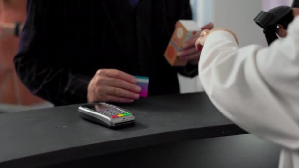 Senior Client Paying Pills Boxes Credit Card Using Pos Contactless — Vídeo de Stock