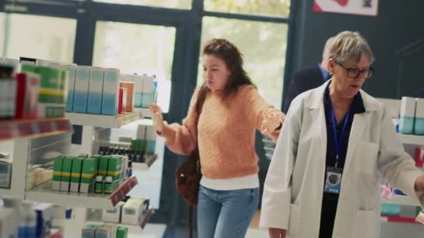 Klientka Fandící Lékárně Necítí Dobře Skoro Upadá Závratě Žena Ztrácí — Stock video