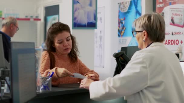 Женщина Клиент Показывает Рецептурную Бумагу Фармацевту Спрашивает Лечении Заболеваний Лекарствах — стоковое видео