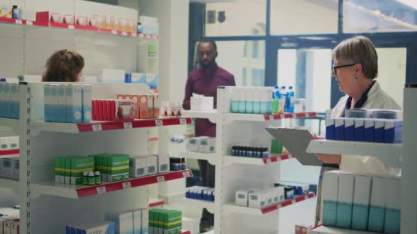 Afroameričtí Klienti Dávají Lékárníkovi Předepsaný Papír Aby Našel Léčbu Nemocí — Stock video