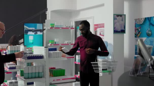 Mężczyzna Sprawdzanie Pola Witamin Tabletek Patrząc Opakowania Leków Ulotka Dla — Wideo stockowe