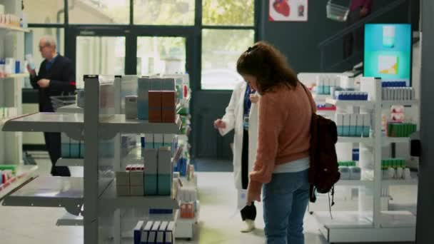 Jeune Client Demandant Pharmacien Sur Traitement Des Pilules Sur Papier — Video