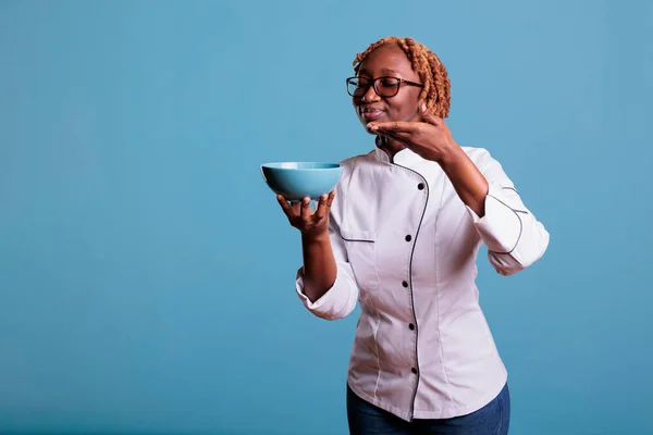 Female African American Cook Proudly Showing Light Blue Bowl Food — Foto de Stock