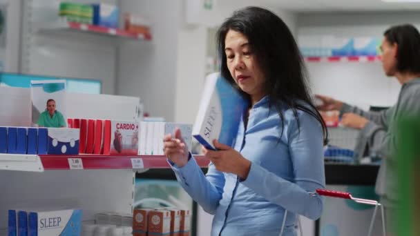 Ženská Klientka Analyzující Balíčky Vitamínů Regálech Hledající Léčbu Nemocí Doplňky — Stock video