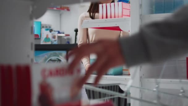 Жіночий Клієнт Вивчає Пакети Ліків Полицях Аптеці Шукає Рецептурну Медицину — стокове відео