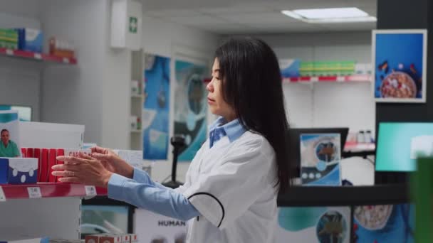 Spesialis Asia Menganalisis Kotak Suplemen Rak Rak Bekerja Apotek Dan — Stok Video