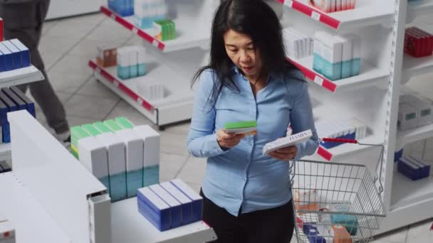 Kvinnliga Kund Analysera Läkemedel Lådor Apotek Tittar Farmaceutiska Produkter För — Stockvideo