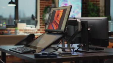 Sanatsal modern içerik geliştirmek için birden fazla ekranı olan boş elektronik eşyalar, sergilenen oyun yazılımlarını gösteriyor. Bilgisayarlarda bilgi arayüzü çalıştıran boş programlama stüdyosu.