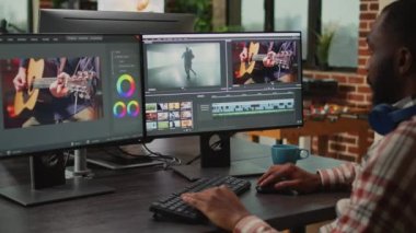Sanatsal içerik yaratıcılarından oluşan bir ekip, yazılım üzerine film montajı yapıyor, odak ve aydınlatmayı geliştirmek için beyin fırtınası yapıyor. Kadın ve erkek prodüksiyon videosu ve ses kaydı üzerinde çalışıyor..
