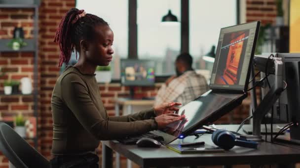 Африканская Женщина Разрабатывающая Игровой Интерфейс Компьютере Сенсорным Дисплеем Работает Над — стоковое видео