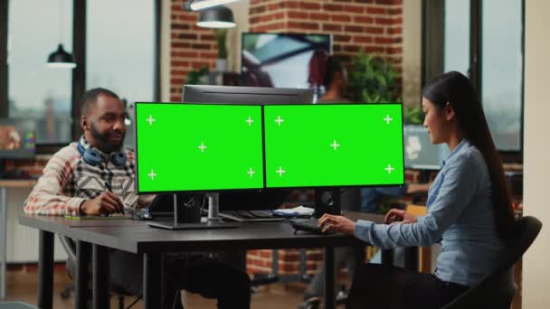 亚洲数字编辑看着绿色屏幕上的多个监视器 与彩色键显示在代理工作室 使用空白模型模板和孤立的复制空间的女雇员 — 图库视频影像