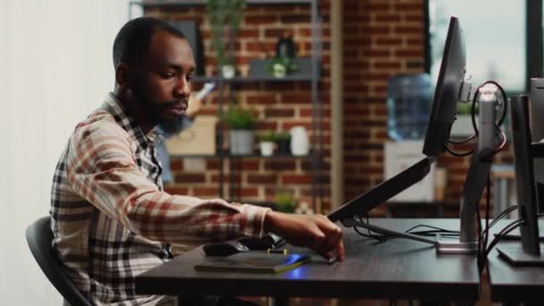 Africký Americký Expert Úsměvem Prací Grafickým Tabletem Pomocí Pera Stylus — Stock video