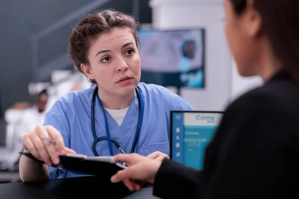 Nurse Showing Patient Expertise Receptionist Discussing Disease Symptoms While Asking — Stockfoto