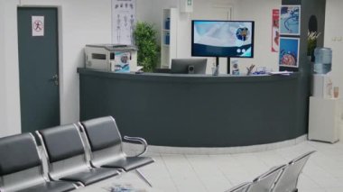 Revirde resepsiyon masası olan boş bir hastane bekleme odası. Randevuları ve sağlık sigortası olan hastalara yardım edermiş. Resepsiyonlu tıbbi bekleme salonu..