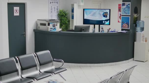 Tomma Sjukhus Väntrum Lobbyn Med Receptionen Räknare Medicinsk Anläggning Används — Stockvideo