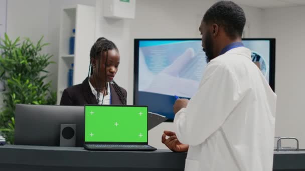 Ιατρικοί Ειδικοί Που Εργάζονται Στη Ρεσεψιόν Greenscreen Στο Laptop Χρησιμοποιώντας — Αρχείο Βίντεο