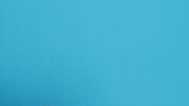 Вертикальне Відео Усміхнена Прибиральниця Жовтих Гумових Рукавичках Стоїть Рукою Схрещеною — стокове відео