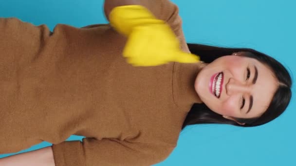 垂直视频 女佣穿着黄色橡胶手套微笑 在整理完客户的房子后 摆出一副很好的姿势 进入工作室 快乐的管家负责提供清洁服务 — 图库视频影像
