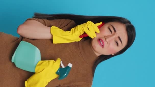 Vertical Video Asian Housewife Wearing Protective Gloves While Holding Detergent — Stockvideo