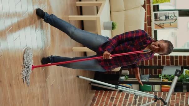 Вертикальне Відео Сучасна Домогосподарка Танцює Вітальні Розмотує Дерев Яні Підлоги — стокове відео