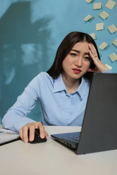 Overworked Asian Woman Having Headache While Working Late Office Female — Zdjęcie stockowe
