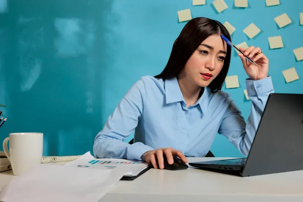 Asian Business Woman Thinking Work Strategy Business Focus Plan Pensive — Zdjęcie stockowe