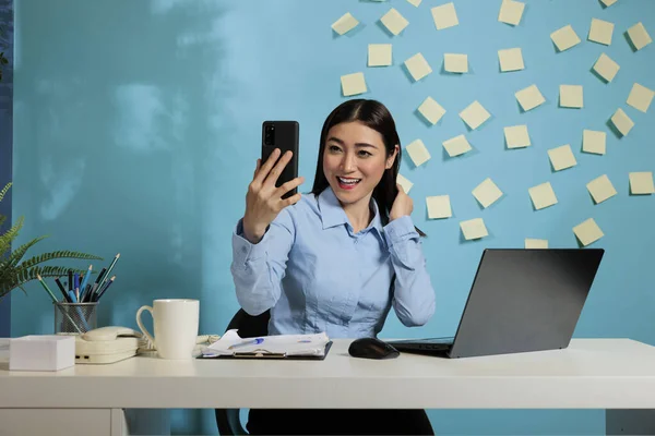 Female Business Person Having Online Meeting Her Colleagues Smartphone Modern — Zdjęcie stockowe