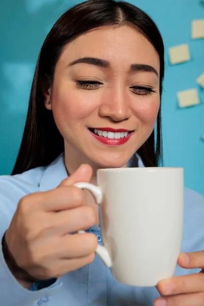 Professional Woman Drinking Coffee Modern Workspace Preparing Busy Day Work — Stok fotoğraf