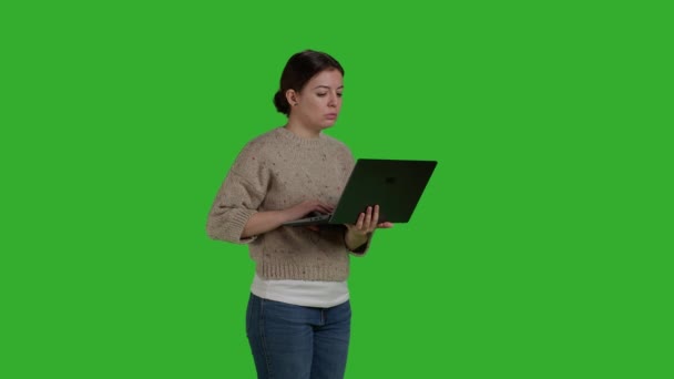 Zijaanzicht Van Zelfverzekerde Meisje Scrollen Internet Laptop Werken Met Draagbare — Stockvideo