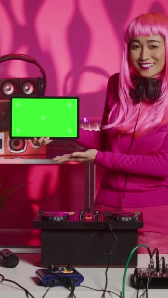 Κάθετη Βίντεο Ροζ Μαλλιά Κρατώντας Πράσινη Οθόνη Chroma Tablet Κλειδί — Αρχείο Βίντεο