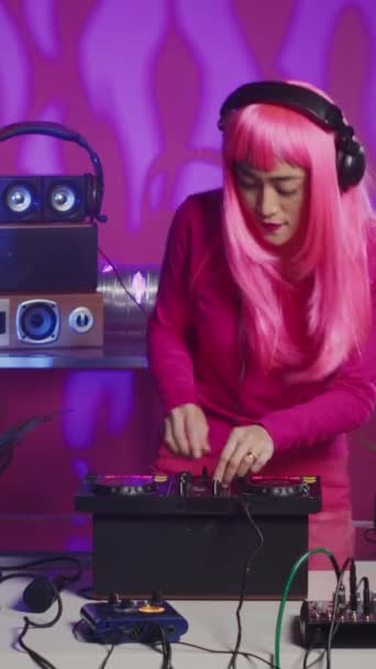 Vertical Video Asian Artist Pink Hair Performing Techno Music Using — Stock videók