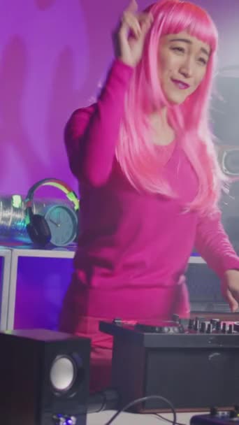 Vertical Video Artist Using Professional Turntables Nightclub Mixing Techno Sound — Vídeo de stock