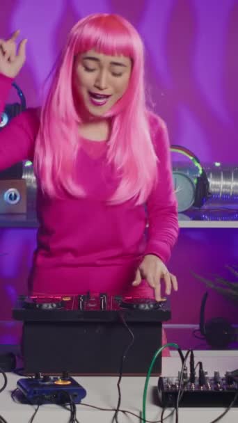 Vertical Video Pink Hair Dancing Having Fun Mixing Sound Night — Video Stock