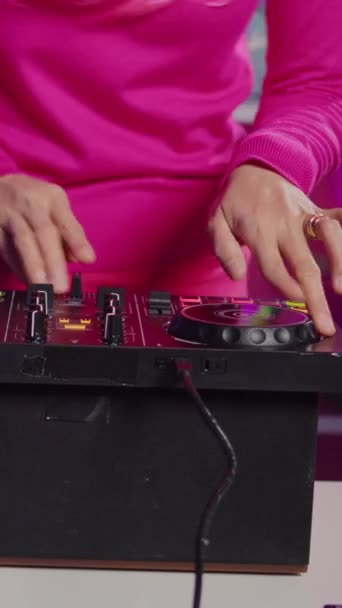 Vertical Video Artist Mixing Elenctronic Sound Techno Using Turntables Performing — Vídeo de Stock