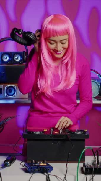Vertical Video Ευτυχισμένος Καλλιτέχνης Ροζ Μαλλιά Και Μπλούζα Που Ανακατεύει — Αρχείο Βίντεο