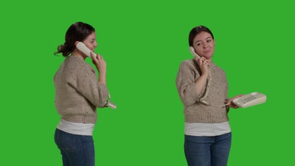 Sabit Hattan Konuşan Yeşil Ekranda Duran Kablosu Olan Bir Genci — Stok video