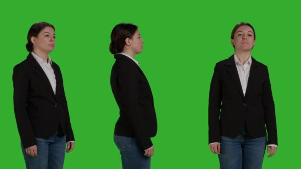 Kamerada Resmi Takım Elbise Giyen Şık Kendine Güvenen Bir Çalışan — Stok video